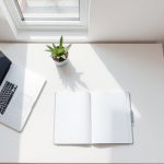 Vom Chaos zur Kreativität: Wie ein minimalistischer Arbeitsplatz die Ideenfindung fördert