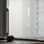 Kühlschrank mit Eisbildung an der Innenrückwand, daneben Werkzeug zur Fehlerdiagnose