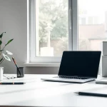 Sauber organisierter Schreibtisch mit Ablagesystemen in einem Homeoffice