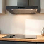 Moderner Induktionsherd mit Einbaubackofen in einer Küche