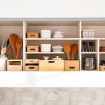 Perfekt organisierte Schublade mit sortierten Gegenständen in passenden Aufbewahrungsboxen