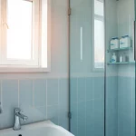 Sauberes Badezimmer mit Reinigungsutensilien