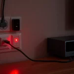 Steckdosenleiste mit angeschlossenen Elektrogeräten im Standby-Modus