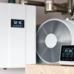 Sie sehen eine moderne Heizungspumpe mit einem digitalen Energiemessgerät, das den aktuellen Verbrauch anzeigt.